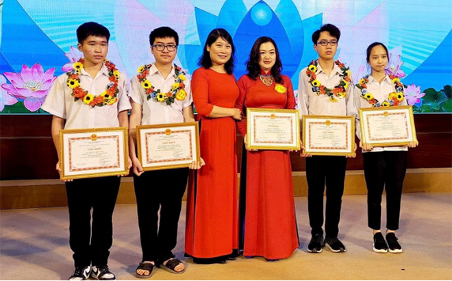 Giáo viên, học sinh nhà trường có thành tích xuất sắc trong năm học 2021-2022 được nhận Bằng khen của UBND tỉnh.