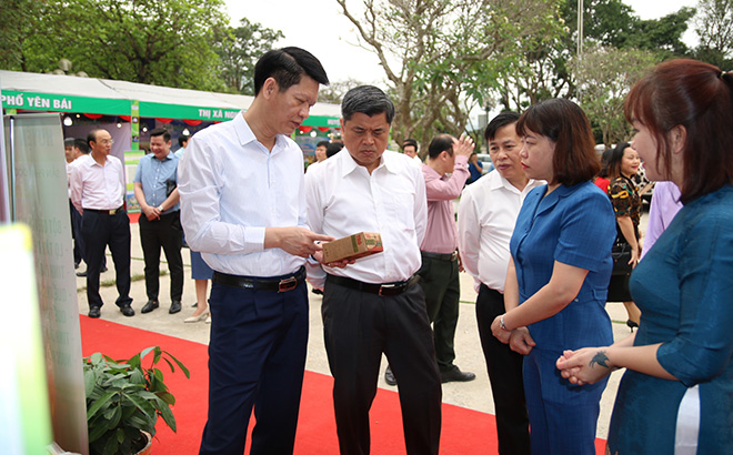 Đồng chí Nguyễn Thế Phước - Ủy viên Ban Thường vụ Tỉnh ủy, Phó Chủ tịch Thường trực UBND tỉnh giới thiệu các sản phẩm OCOP của tỉnh với lãnh đạo Bộ Nông nghiệp và Phát triển nông thôn.