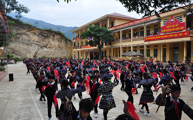 Múa khăn trong tiết thể dục giữa giờ tại Trường Phổ thông Dân tộc bán trú THCS Lý Tự Trọng, xã Nậm Có, huyện Mù Cang Chải.