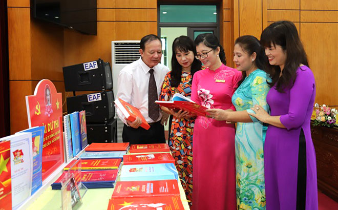 Các đại biểu tham quan khu trưng bày các tác phẩm tham gia cuộc thi viết tìm hiểu tư tưởng, đạo đức, phong cách Hồ Chí Minh tại hội nghị.