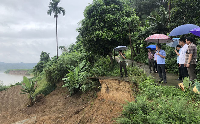 Người dân và chính quyền các địa phương cần cảnh báo tác động lũ quét, sạt lở đất có thể ảnh hưởng đến tính mạng con người, tài sản. Trong ảnh: Đoàn cán bộ Ban Chỉ huy Phòng chống thiên tai-Tìm kiếm cứu nạn tỉnh kiểm tra tình hình sạt lở đất ven sông Hồng trên địa bàn huyện Trấn Yên.