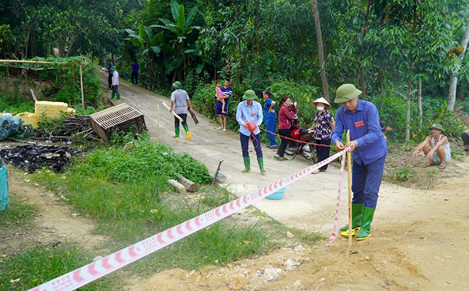 Ban thực hiện cưỡng chế kiểm đếm bắt buộc huyện Văn Yên thực hiện căng dây khu vực cưỡng chế kiểm đến để thực hiện nhiệm vụ kiểm đếm bắt buộc.