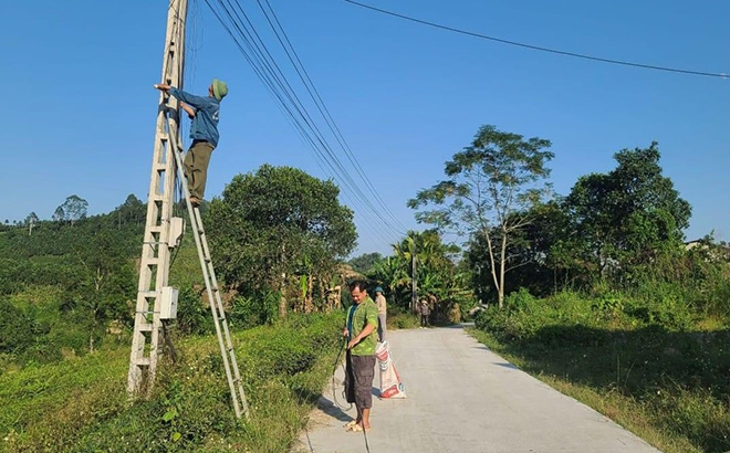 Người dân xã Cát Thịnh đóng góp tiền, ngày công thắp sáng đường điện an ninh thôn Khe Nước.