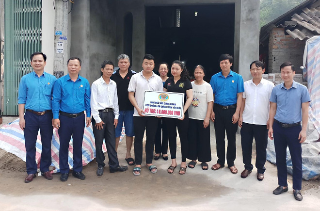 Lãnh đạo LĐLĐ tỉnh, thành phố Yên Bái, LĐLĐ thành phố trao hỗ trợ làm nhà 
