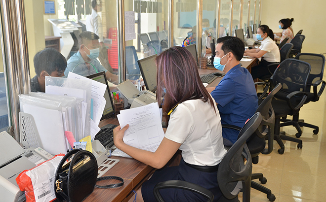 Người dân và doanh nghiệp giải quyết thủ tục hành chính tại Bộ phận Phục vụ hành chính công huyện Văn Yên.