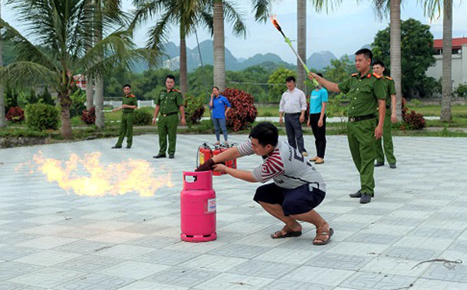 Công an huyện Lục Yên tập huấn cho các hộ dân kỹ năng PCCC.