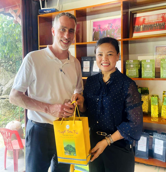 Giám đốc HTX Suối Giàng Lâm Thị Kim Thoa giới thiệu sản phẩm Trà Suối Giàng do HTX chế biến với Đoàn công tác của Đại sứ quán Canada tại Việt Nam.