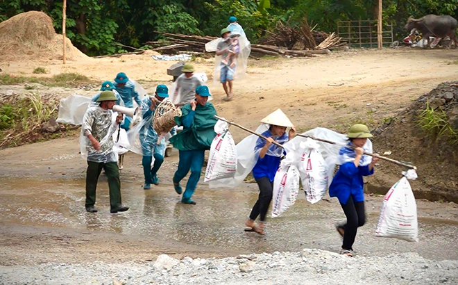 Các lực lượng tham gia diễn tập phòng chống thiên tai - tìm kiếm cứu nạn tại xã Châu Quế Hạ.