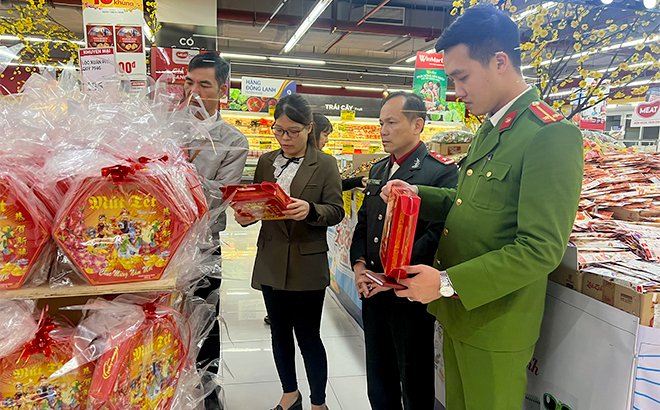 Đoàn kiểm tra liên ngành của tỉnh kiểm tra các sản phẩm được bày bán tại Siêu thị Winmart Yên Bái.