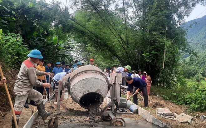 Người dân xã Tân Lập, huyện Lục Yên tích cực tham gia kiên cố đường giao thông nông thôn