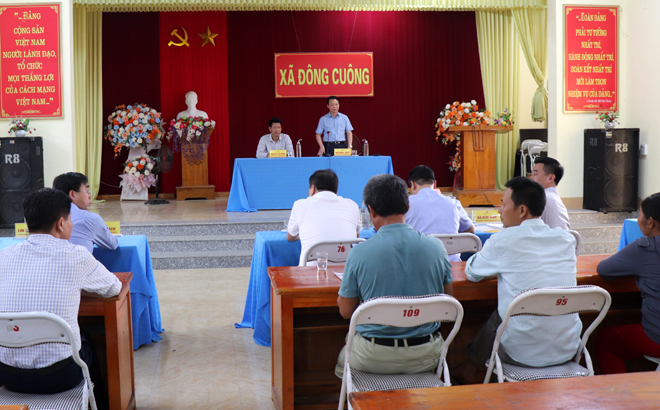 Bí thư Tỉnh ủy Đỗ Đức Duy cùng Phó Chủ tịch Thường trực UBND tỉnh Nguyễn Thế Phước tham gia cuộc đối thoại với người dân thôn Gốc Quân, xã Đông Cuông