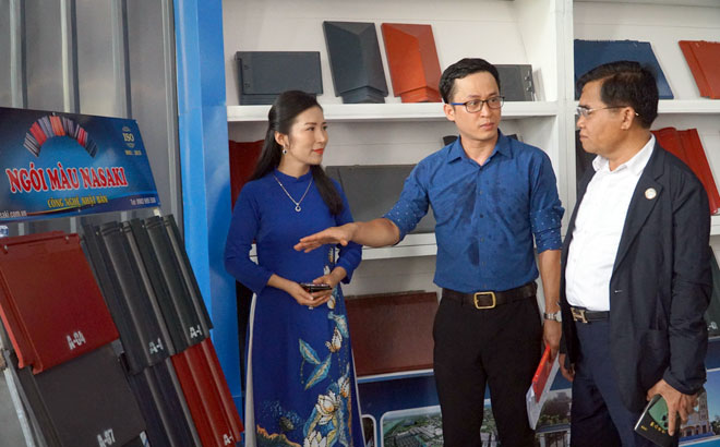 Đại diện Công ty TNHH Đầu tư LSG Investment Campuchia tìm hiểu sản phẩm ngói màu của Công ty TNHH Nasaki Việt Nam. 
