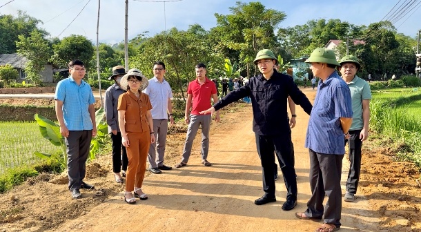 Đồng chí An Hoàng Linh - Bí thư Huyện ủy, Chủ tịch HĐND huyện kiểm tra tuyến đường nông thôn tại Phai Thao, xã Bạch Hà.