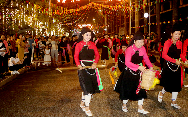 Nét văn hóa đặc sắc của đồng bào Cao Lan được trình diễn tại Lễ hội Bưởi Đại Minh và khám phá danh thắng quốc gia hồ Thác Bà, thu hút đông đảo du khách.