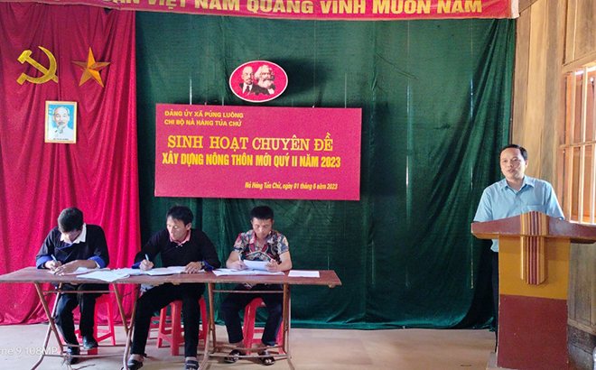 Lãnh đạo Ủy ban Kiểm tra Tỉnh ủy dự sinh hoạt tại Chi bộ bản Nà Háng Tủa Chử, xã Púng Luông, huyện Mù Cang Chải.