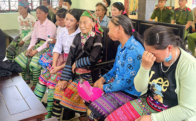 Thân nhân bị cáo Giàng Chứ Xeng đã khóc khi nghe Tòa tuyên án tại phiên xét xử lưu động.