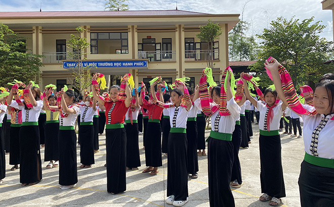 Đồng diễn Xòe Thái trong giờ thể dục giữa giờ tại Trường THCS Phúc Sơn, thị xã Nghĩa Lộ.
