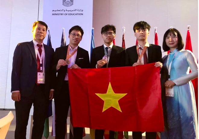 ĐT Việt Nam gồm 3 em học sinh giành huy chương tại Olympic Sinh học quốc tế 2023.