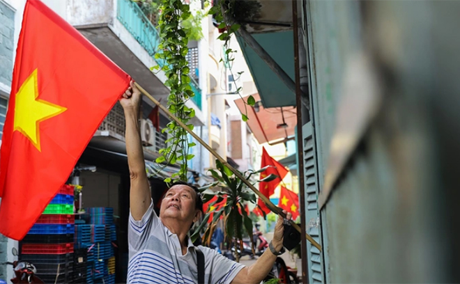 Người dân treo cờ chào mừng ngày lễ 2/9. (Ảnh minh họa)