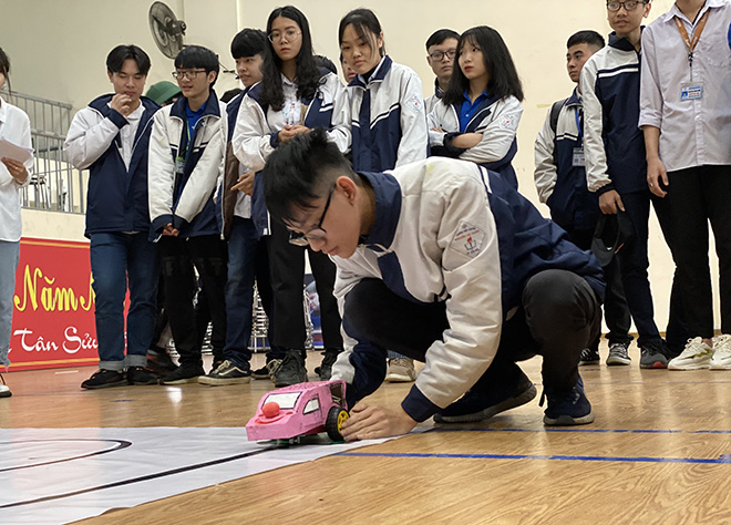 Giáo dục STEM được đẩy mạnh trong nhà trường. Trong ảnh: Hoạt động lập trình robot của học sinh Trường THPT Chuyên Nguyễn Tất Thành.
