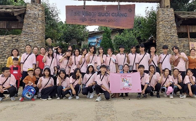 Du khách tham gia tour “Sống như người bản địa” tại xã Suối Giàng, huyện Văn Chấn.