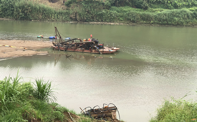 Sở TN&MT yêu cầu các địa phương lên phương án bảo vệ khoáng sản, bảo vệ cát, sỏi lòng sông chưa khai thác trên địa bàn. (Trong ảnh: Khai thác cát sỏi khu vực Ngòi Thia, xã Yên Hợp, huyện Văn Yên sáng ngày 13/6/2023)