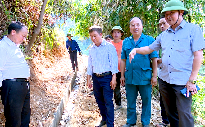 Phó Chủ tịch HĐND huyện Mù Cang Chải Nguyễn Tiến Quân (đứng ngoài cùng bên phải) giám sát việc triển khai thực hiện Chương trình mục tiêu quốc gia tại xã Khao Mang.