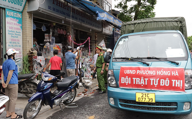 Các lực lượng phường Hồng Hà, thành phố Yên Bái ra quân giải tỏa các trường hợp vi phạm trật tự đô thị tại khu vực đường Trần Hưng Đạo.