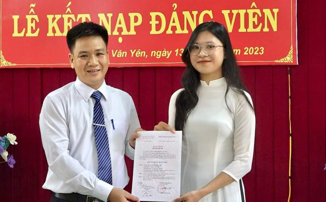 Đảng bộ Trường THPT Chu Văn An tổ chức kết nạp đảng viên mới.