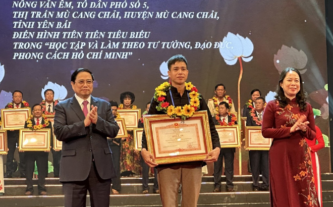 Anh Nông Văn Êm, tổ dân phố số 5, thị trấn Mù Cang Chải nhận bằng khen của Thủ tướng Chính phủ tại Hội nghị biểu dương, tôn vinh điển hình tiên tiến toàn quốc (ngày 11/6/2023).
