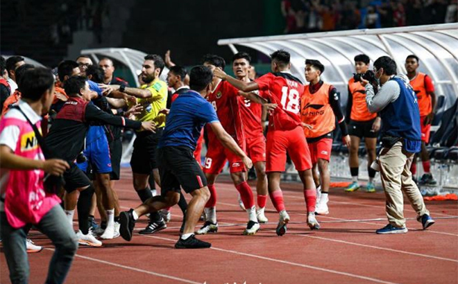 Cầu thủ U22 Thái Lan và Indonesia hỗn chiến sau bàn thắng nâng tỉ số lên 3-2 của Indonesia.