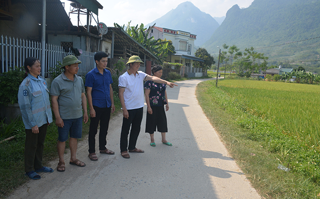 Lãnh đạo Chi bộ thôn Đồng Sặt, Đảng bộ xã Đồng Khê vận động nhân dân hiến đất mở rộng đường giao thông trong thôn.