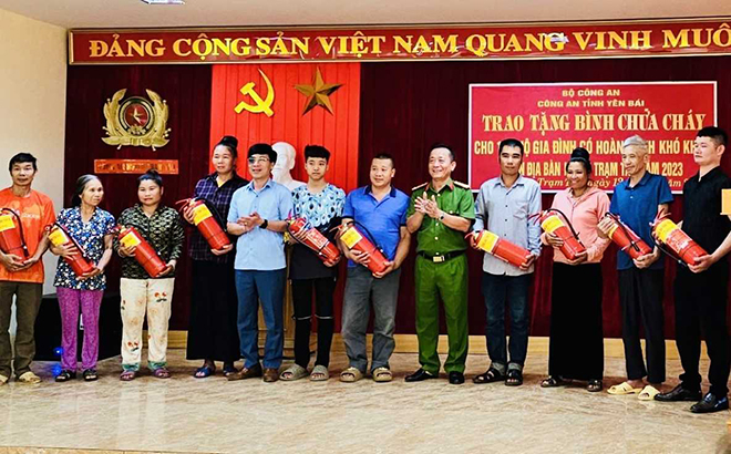 Đại tá Nguyễn Xuân Tuấn – Phó Giám đốc Công an tỉnh trao tặng bình chữa cháy cho 120 hộ khó khăn huyện Trạm Tấu