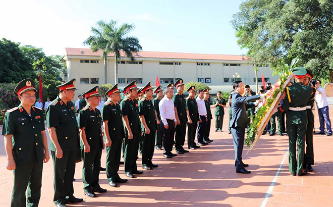 Chủ tịch nước Võ Văn Thưởng và Thủ trưởng Bộ Tư lệnh Quân khu cùng các đại biểu dâng hương, dâng hoa tưởng nhớ Chủ tịch Hồ Chí Minh tại Nhà tưởng niệm Chủ tịch Hồ Chí Minh trong khuôn viên Quân khu.