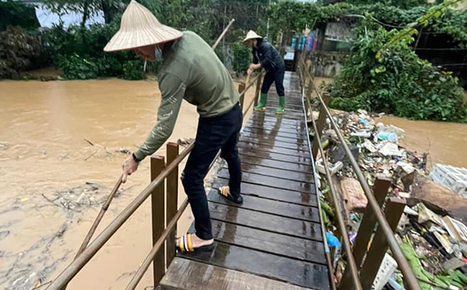 Khi mưa to, lũ lớn người dân tuyệt đối không được qua lại những nơi ngập úng, nước chảy siết và vớt củi.