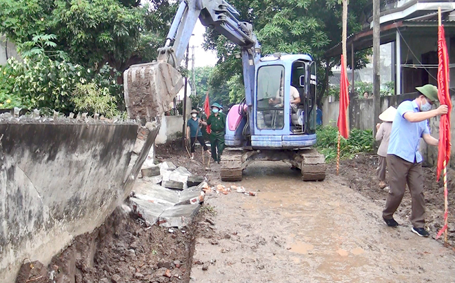 Người dân Văn Yên phá bỏ tường rào kiên cố, hiến đất xây dựng đường giao thông nông thôn.