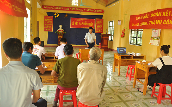 Bí thư Đảng ủy xã Lâm Thượng phát biểu tại buổi sinh hoạt của Chi bộ thôn Thâm Pất.