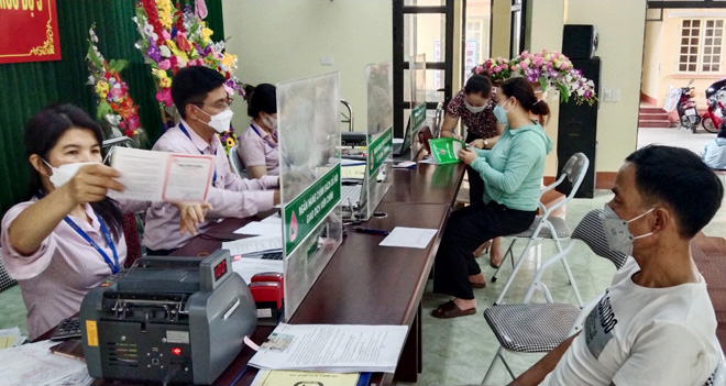 Cán bộ Phòng Giao dịch Ngân hàng Chính sách xã hội thị xã Nghĩa Lộ giải ngân các chương trình tín dụng chính sách cho hộ nghèo và các đối tượng chính sách.