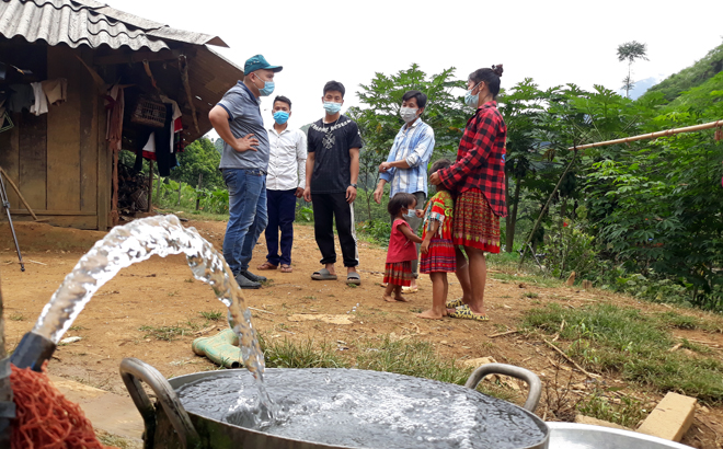 Những năm qua, được sự quan tâm đầu tư của Nhà nước, người dân ngheo ở Cát Thịnh đã được sử dụng nước sạch phục vụ sinh hoạt.