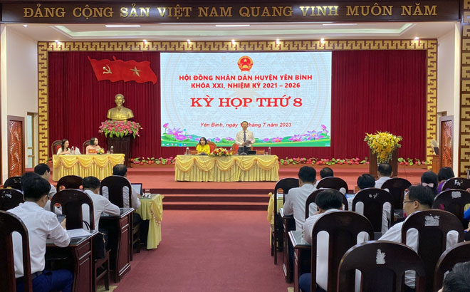 Đồng chí An Hoàng Linh - Bí thư Huyện ủy, Chủ tịch HĐND huyện phát biểu tại Kỳ họp.