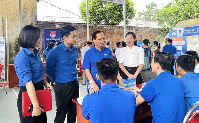 Lãnh đạo Đảng ủy Khối, Tỉnh đoàn, Đoàn Khối, phường Minh Tân... tham quan các gian hàng tư vấn hỗ trợ người dân tại Chương trình.