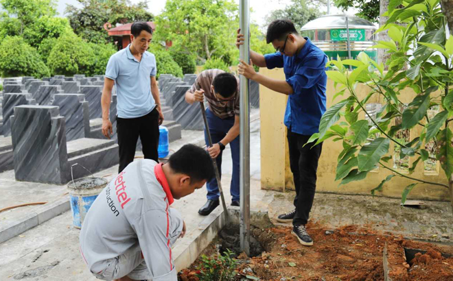 Các lực lượng lắp đặt đèn chiếu sáng.