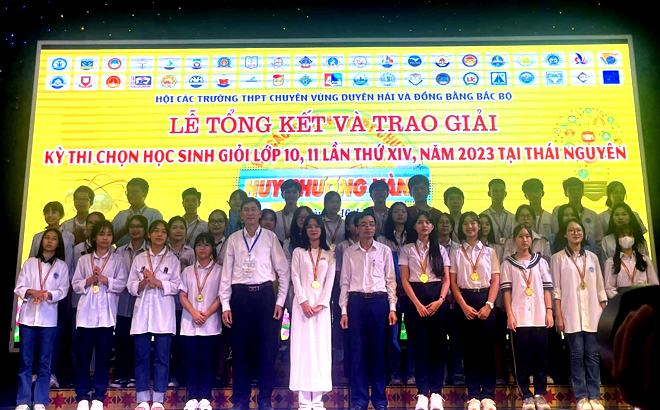 Các học sinh đoạt huy chương tại cuộc thi.