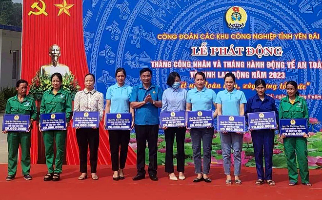 Đồng chí Nguyễn Chương Phát – Chủ tịch Liên đoàn trao hỗ trợ vay vốn cho nữ công nhân lao động có hoàn cảnh khó khăn, tại Lễ phát động Tháng Công nhân và an toàn vệ sinh lao động năm 2023.