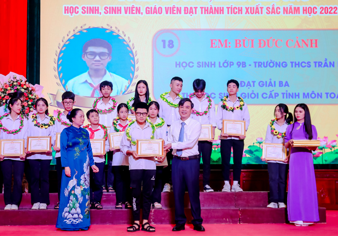 Lãnh đạo huyện Văn Chấn tuyên dương, khen thưởng cho học sinh, sinh viên đạt thành tích xuất sắc trong năm học 2022- 2023
