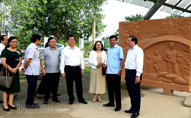 Đồng chí Nguyễn Trọng Nghĩa, Bí thư Trung ương Đảng, Trưởng ban Tuyên Giáo Trung ương và đoàn công tác khảo sát tại Hầm Đờ Cát.