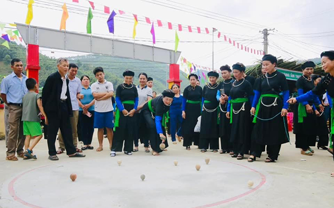 Hoạt động đánh quay tại Ngày hội văn hóa dân tộc Tày, xã Đại Phác, huyện Văn Yên.