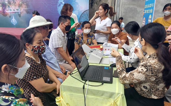 Đông đảo người dân thị trấn Mậu A, huyện Văn Yên trong Ngày hội chuyển đổi số tại địa phương.