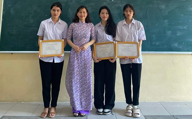 Trần Ngọc Thanh Đan (thứ 3 từ trái sang) là thí sinh duy nhất cả nước đạt điểm 10 môn Ngữ văn.