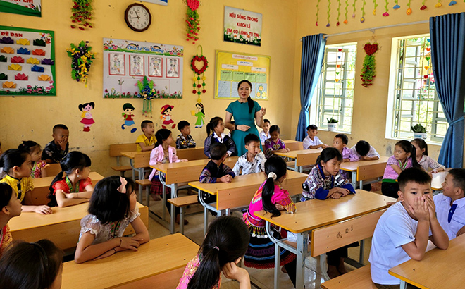 Trường Phổ thông dân tộc Bán trú Tiểu học Vừ A Dính, thị trấn Mù Cang chải được đầu tư cơ sở vật chất khang trang.
